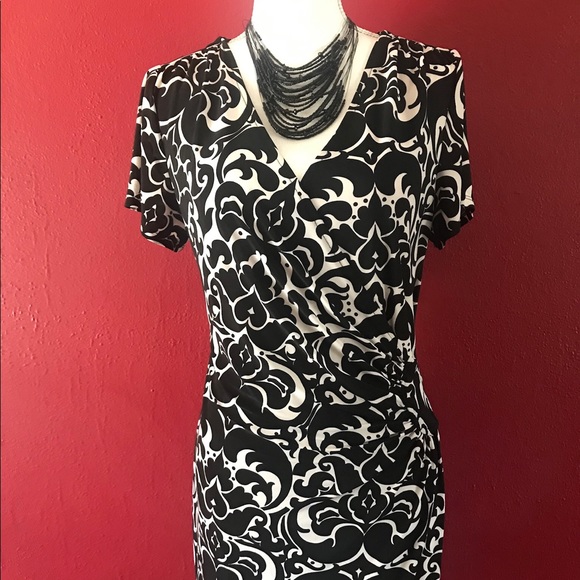 Slimming black and white wrap dress.  Sz. 14 - Picture 5 of 9